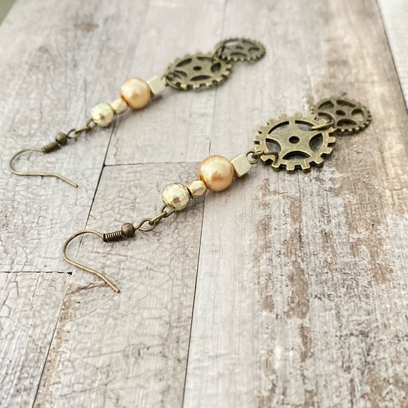 NWT CHAMPAGNE STEAMPUNK gear and beaded gold/antique gold drop earrings new - Picture 1 of 3